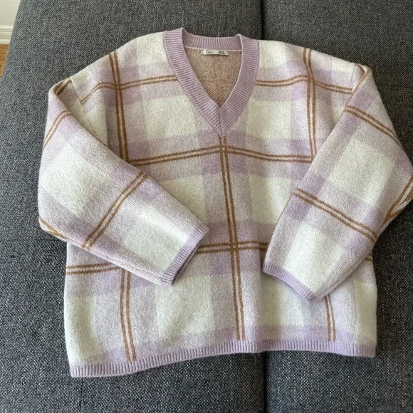 V neck purple plaid sweater - Picture 5 of 8